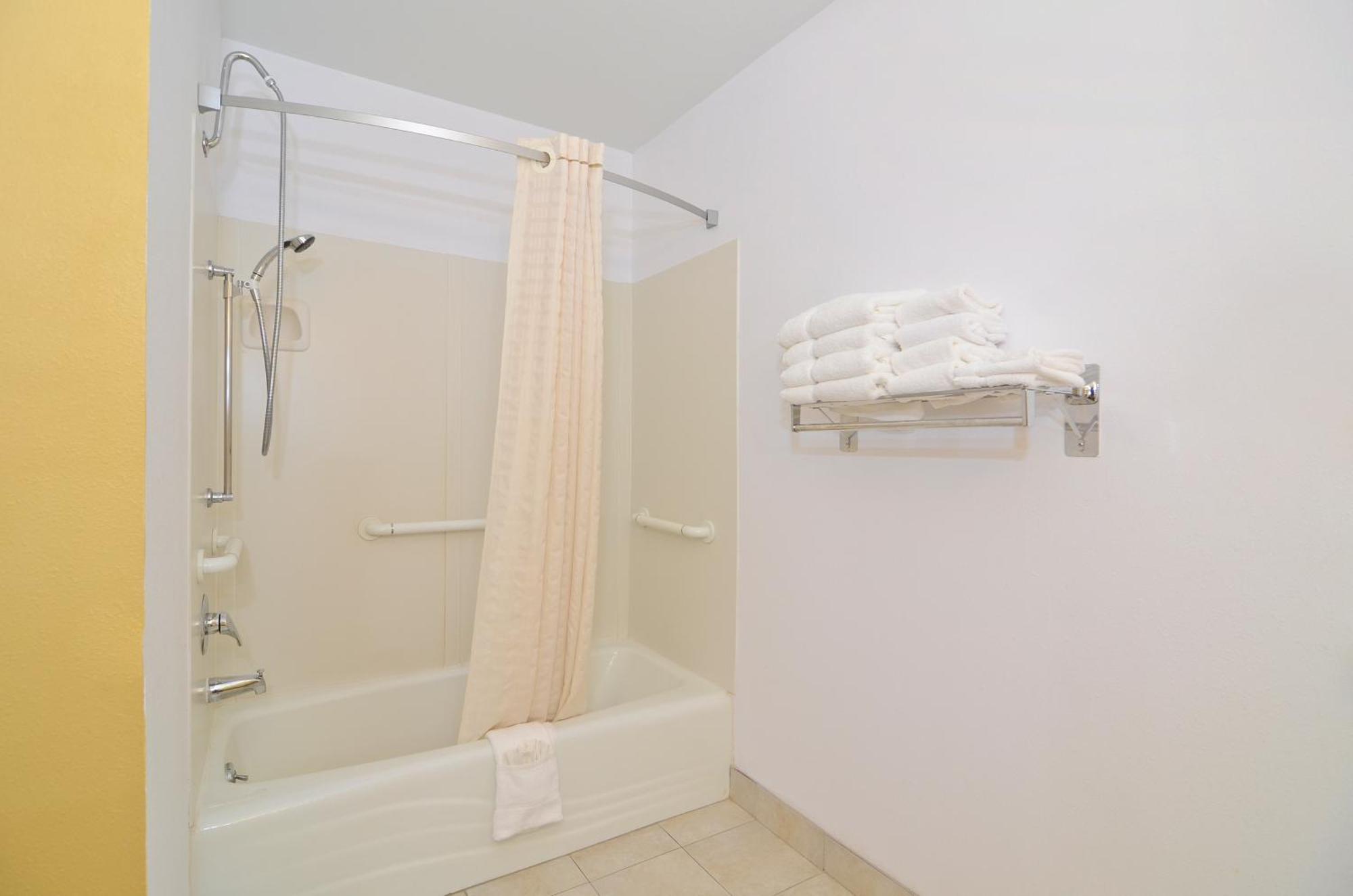 Americas Best Value Inn Iola Room photo