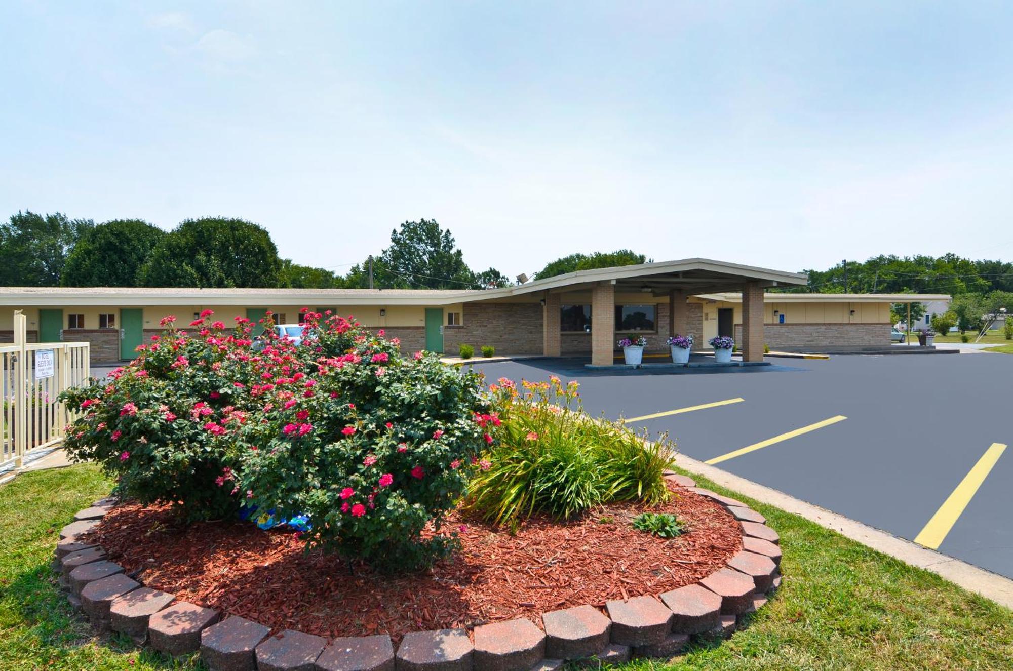 Americas Best Value Inn Iola Exterior photo